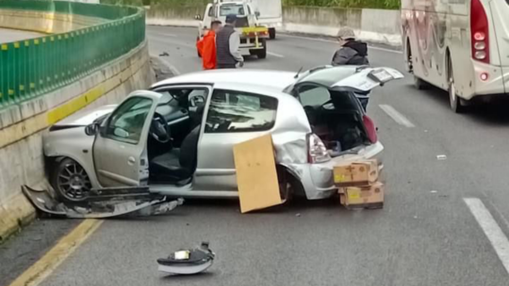 AUTOMOVILISTA CHOCA CONTRA MURO DE CONTENCIÓN EN LA MÉXICO-CUERNAVACA