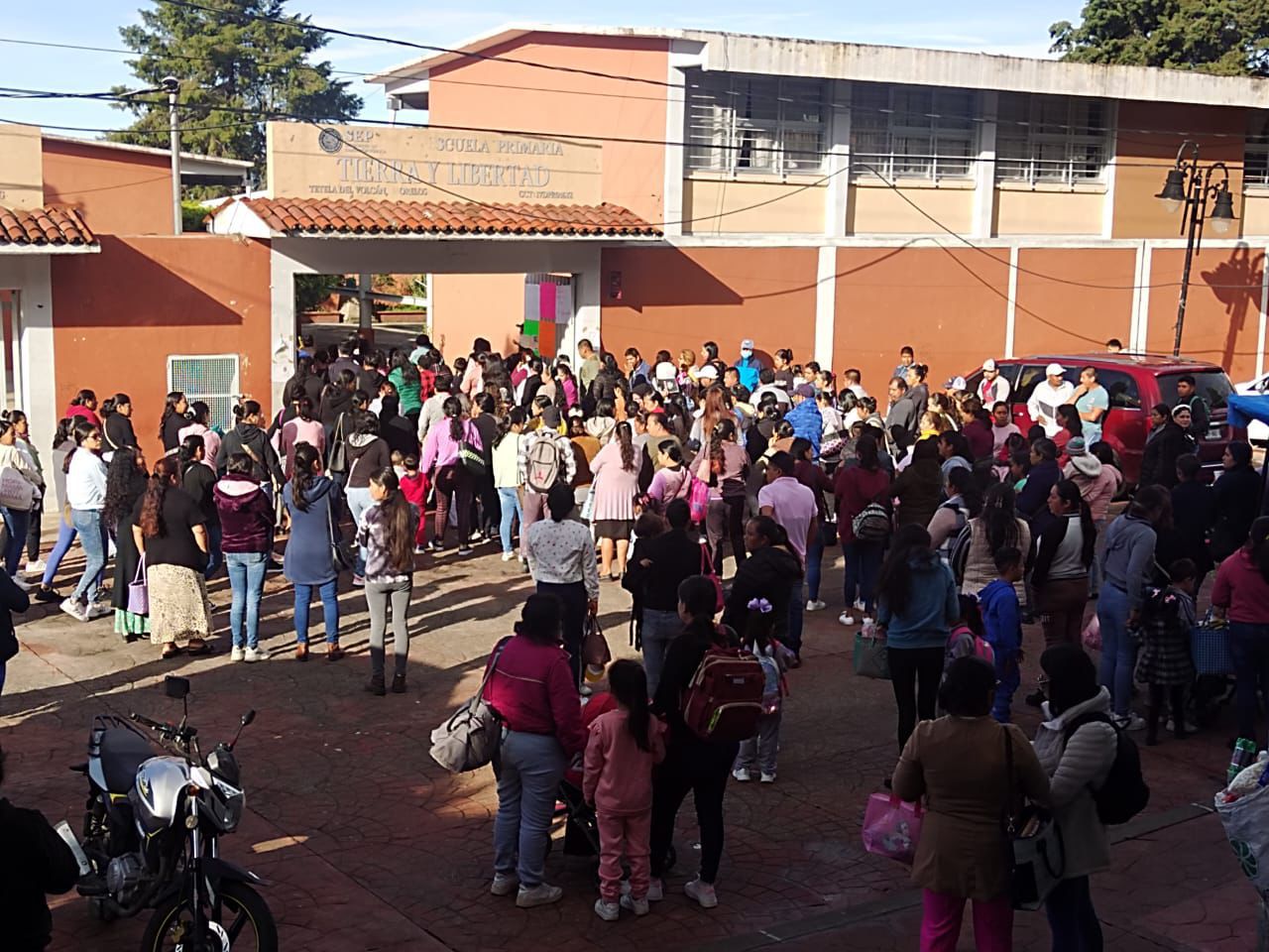 PADRES DE FAMILIA DE ESCUELA DE TETELA DEL VOLCÁN EXIGEN REINSTALACIÓN DE DOCENTES