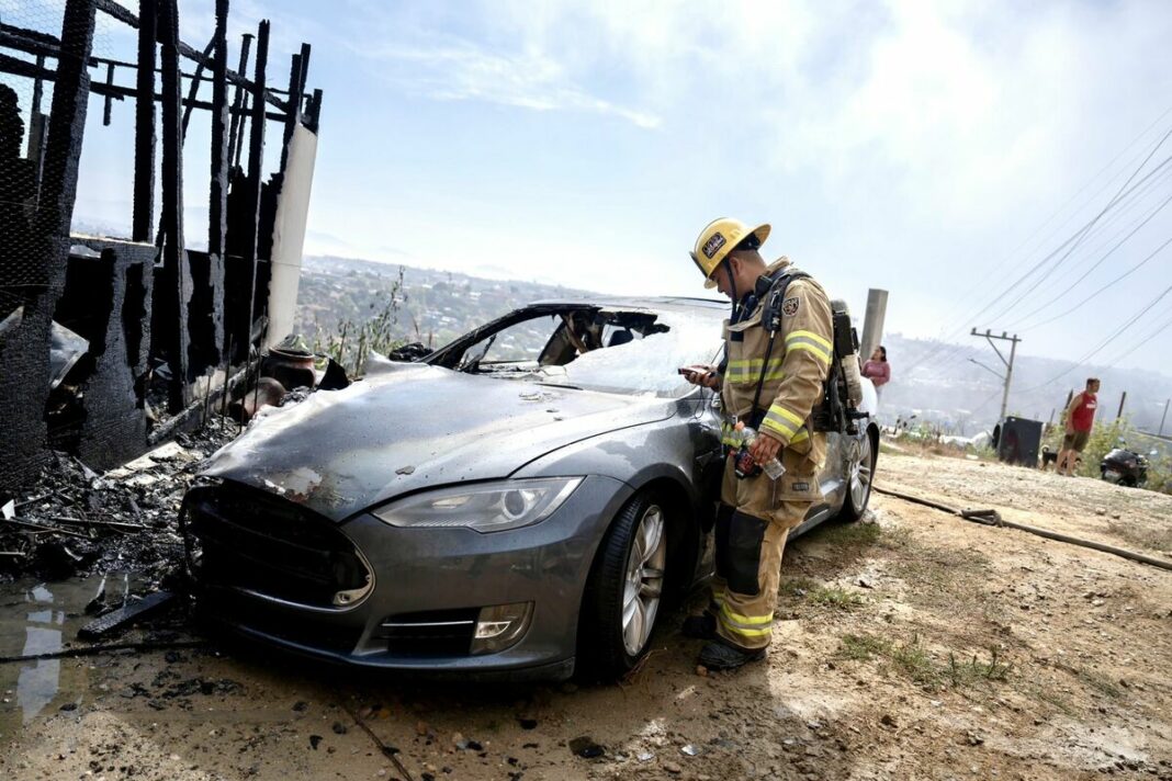 CAPACITAN BOMBEROS PARA ATENDER INCENDIOS DE VEHÍCULOS ELÉCTRICOS