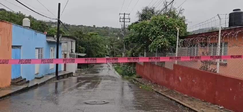 PESE A RIESGO, LA GENTE SIGUE CRUZANDO EL VADO DE ANENECUILCO