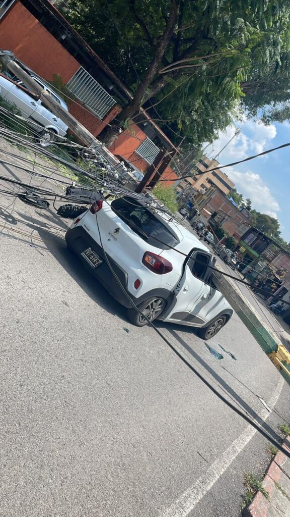 Un hombre resultó herido tras chocar contra un poste en Avenida Palmira.