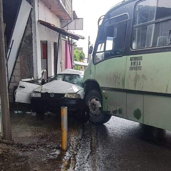 Debido al exceso de velocidad, el pavimento mojado y las llantas en mal estado, la ruta chocó contra un vehículo en Subida a Chalma.