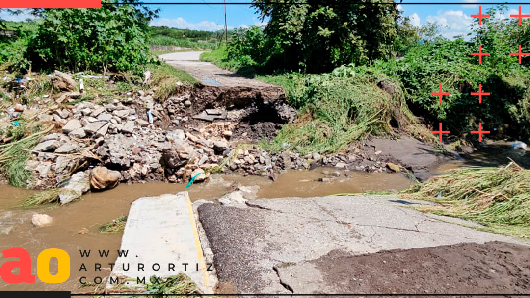 URGEN RECONSTRUIR PUENTE QUE DESTRUYÓ UN RÍO EN ZACATEPEC