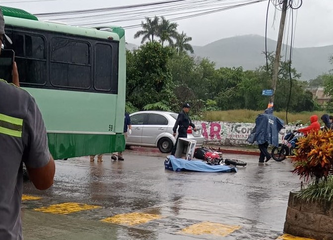 El motociclista circulaba en la orilla de la carretera cuando fue atropellado por una Ruta de los Chapulines en el Centro de Emiliano Zapata.