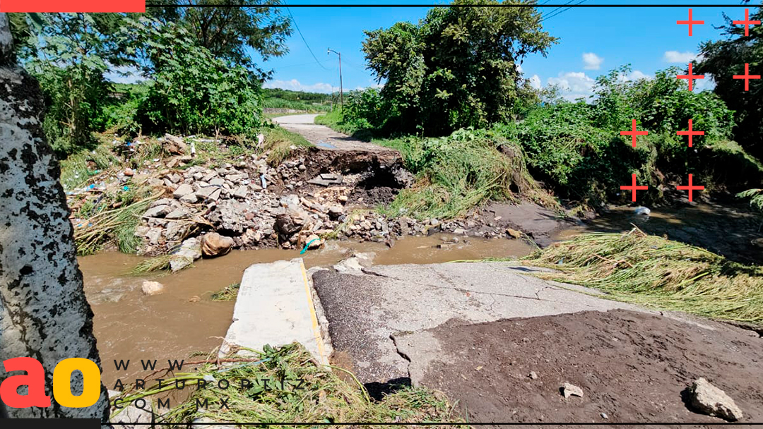 COLAPSA PUENTE VEHICULAR EN ZACATEPEC TRAS INTENSAS LLUVIAS