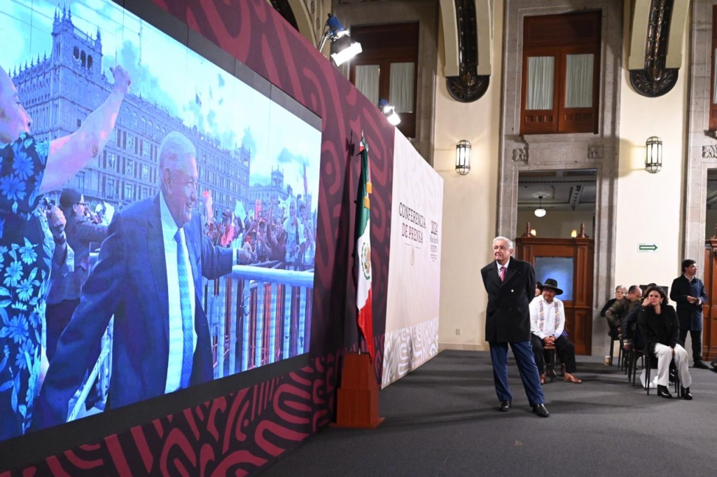 Jesús Ramírez Cuevas sorprendió al Presidente con una canción.