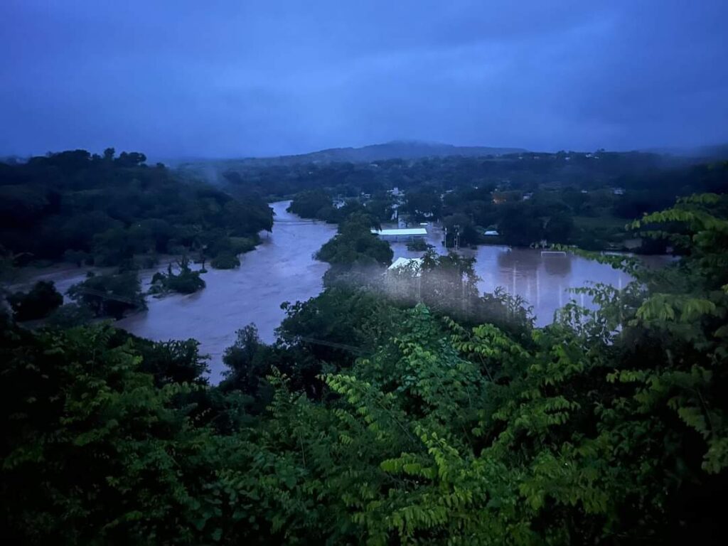 Debido a la lluvia registrada en días recientes, el nivel del río Amacuzac aumentó y se desbordó.