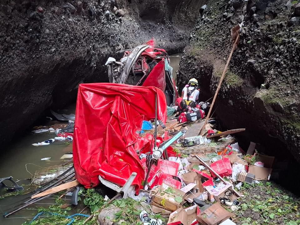 La mujer sobrevivió de milagro tras caer a un barranco en el municipio de Temoac.