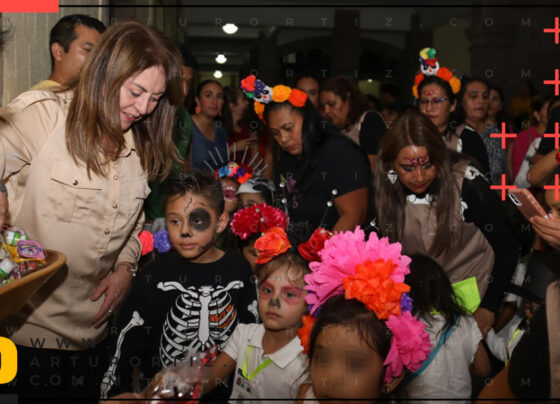 La gobernadora Margarita González Saravia dio 'calaverita' a niños de preescolar que recorrieron el Palacio de Gobierno.