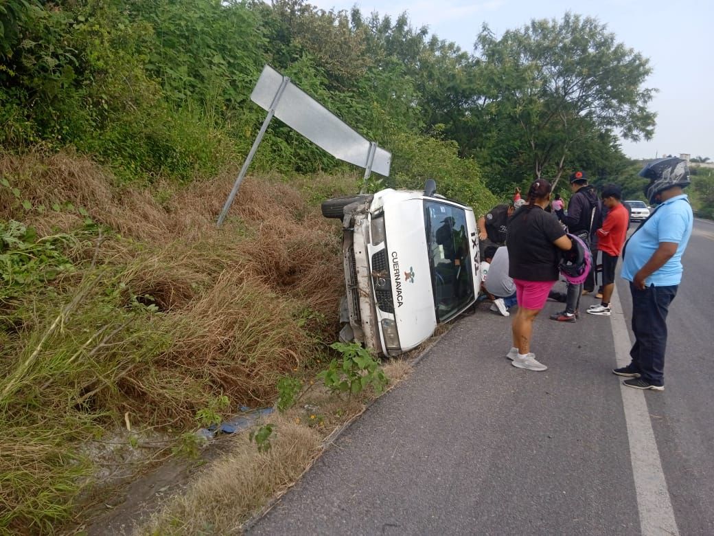 VUELCA TAXI EN EL LIBRAMIENTO AEROPUERTO-TEPETZINGO EN XOCHITEPEC