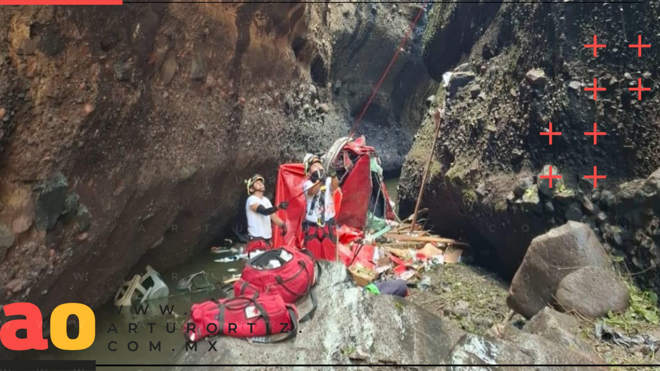 SOBREVIVE MUJER AL CAER A UN BARRANCO CON SU CAMIONETA EN TEMOAC