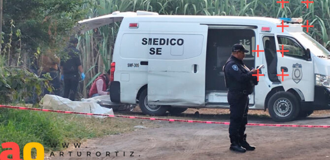 Junto a un camino de terracería en la colonia Gabriel Tepepa, Cuautla, fueron hallados los tres cuerpos calcinados y un desmembrado.