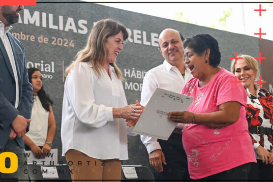 Margarita González Saravia entrega 650 escrituras públicas en Morelos