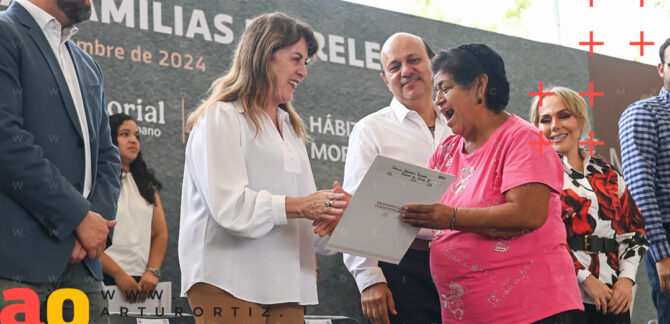 Margarita González Saravia entrega 650 escrituras públicas en Morelos