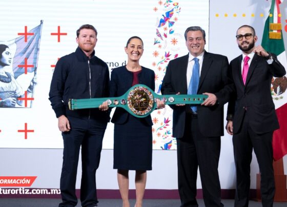 CANELO ÁLVAREZ ENTREGA "GUANTES DE LA PAZ" A CLAUDIA SHEINBAUM