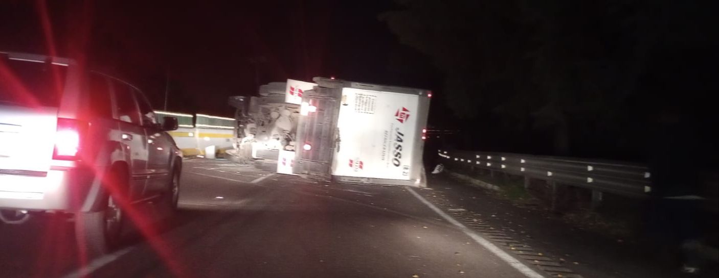 VUELCA CAMIÓN EN LA AUTOPISTA MÉXICO-CUERNAVACA