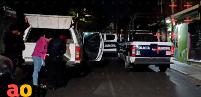 Sujetos armados dispararon en por lo menos 10 ocasiones contra la fachada de una casa ubicada frente a la Preparatoria número 2 en Altavista, Cuernavaca.