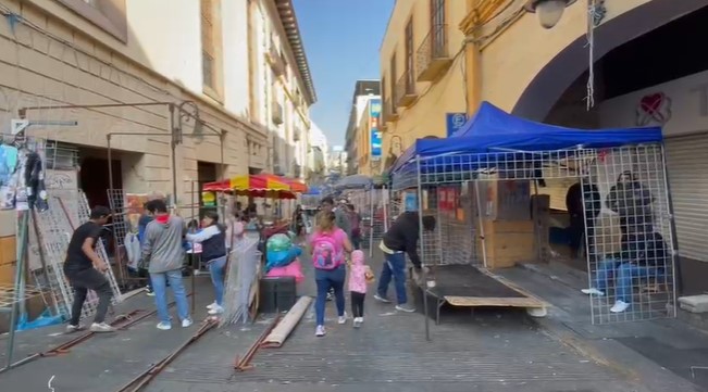 SE INSTALAN COMERCIANTES EN LAS CALLES GUERRERO Y GUTENBERG DEL CENTRO DE CUERNAVACA