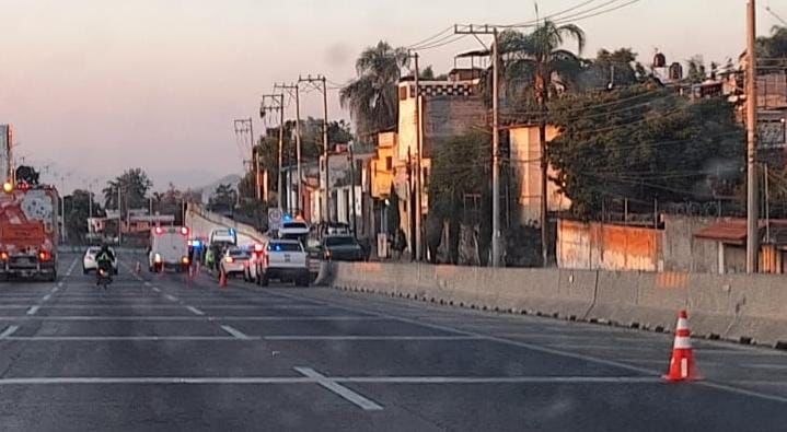 LOCALIZAN UN CUERPO CALCINADO SOBRE EL PASO EXPRÉS A LA ALTURA DE LA COLONIA SATÉLITE EN CUERNAVACA