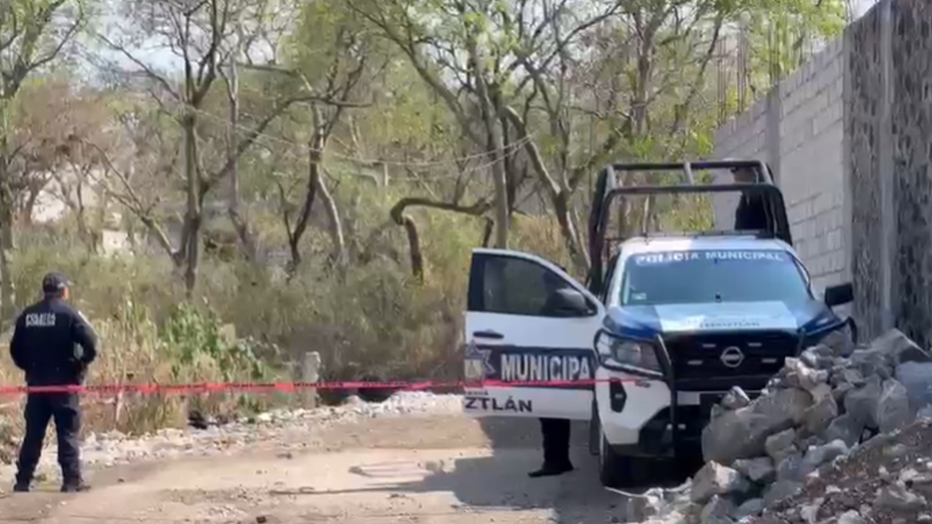 LOCALIZAN UN CADÁVER CON HUELLAS DE VIOLENCIA EN LA COLONIA TETECOLALA DE TEPOZTLÁN