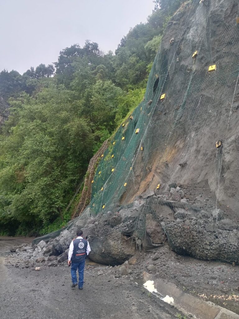 Derrumbe en carretera Hueyapan-Tetela del Volcán