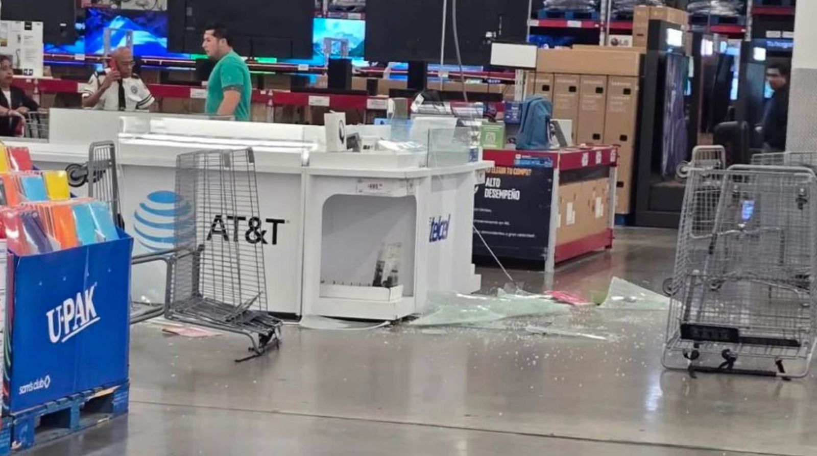 ROBAN DECENAS DE CELULARES DE UNA TIENDA DEPARTAMENTAL EN CUERNAVACA