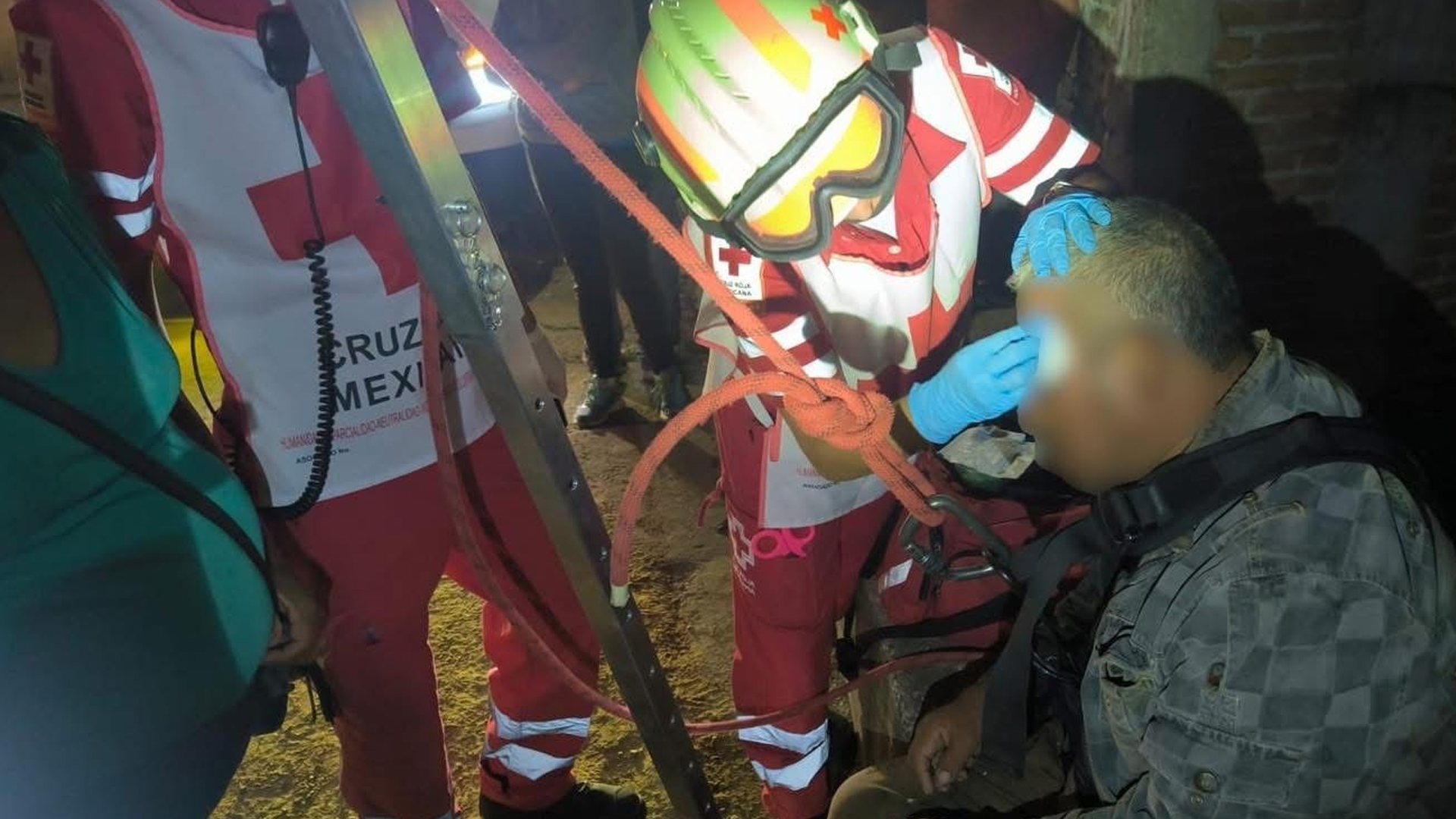 RESCATAN A UN HOMBRE QUE CAYÓ A UNA BARRANCA EN CHAMILPA