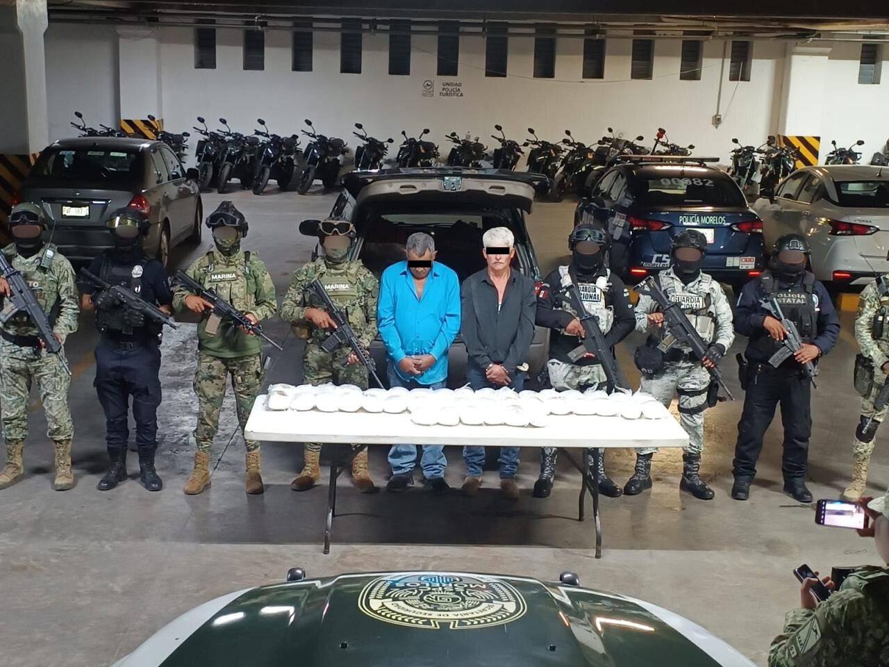 DETIENEN A DOS SUJETOS QUE TRANSPORTABAN EN UNA CAMIONETA 40 KILOS DE CRISTAL