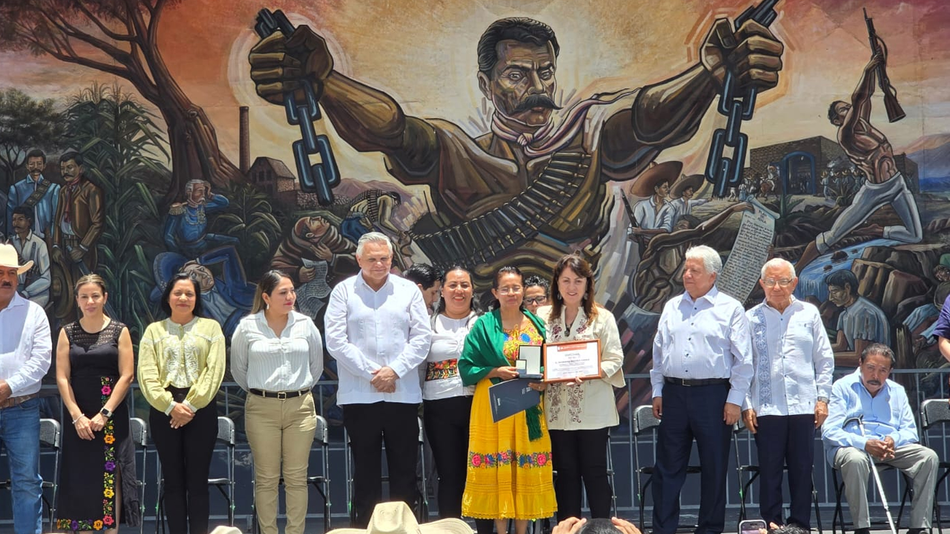 ENTREGA GOBERNADORA MEDALLA EMILIANO ZAPATA
