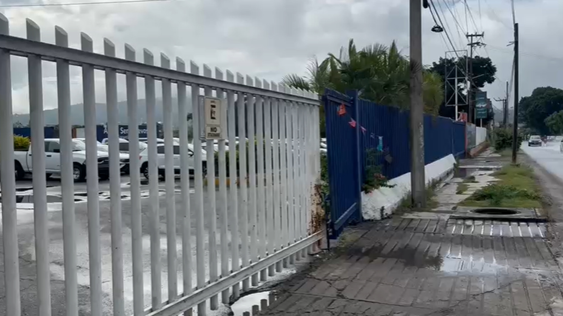 SE ROBAN CUATRO VEHÍCULOS DEL INTERIOR DE UN LOTE UBICADO EN EL BOULEVARD CUAUHNÁHUAC