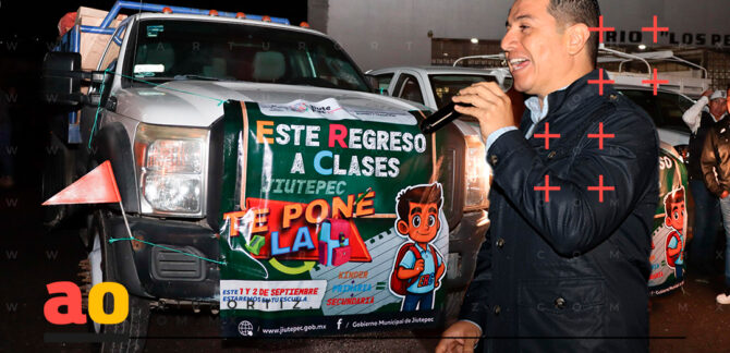 Entrega de mochilas gratuitas en Jiutepec