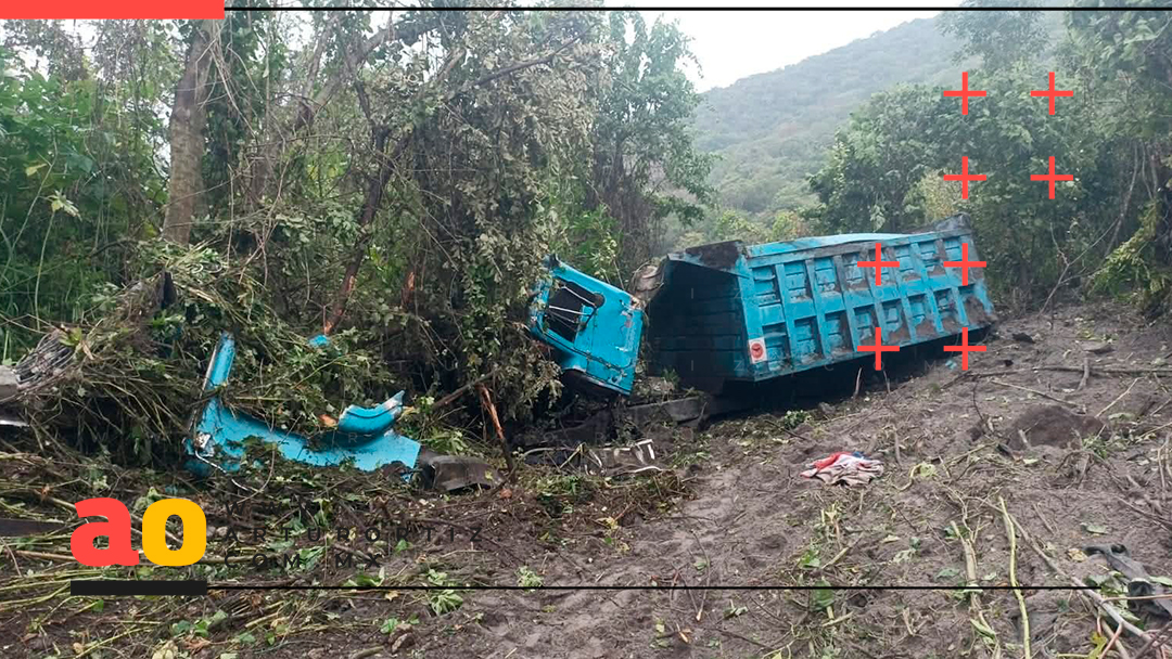 ACCIDENTE EN CAÑÓN DE LOBOS: VUELCA CAMIÓN DE VOLTEO