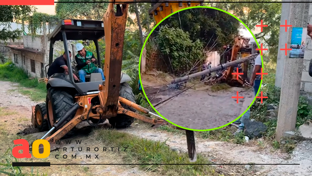 ALCALDE DE EMILIANO ZAPATA DERRIBA POSTE DE LUZ AL MANEJAR RETROEXCAVADORA