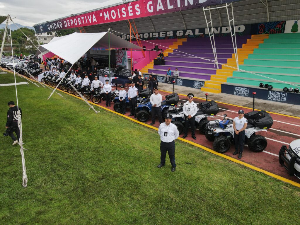 Eder Rodríguez equipa a la policía de Jiutepec. 