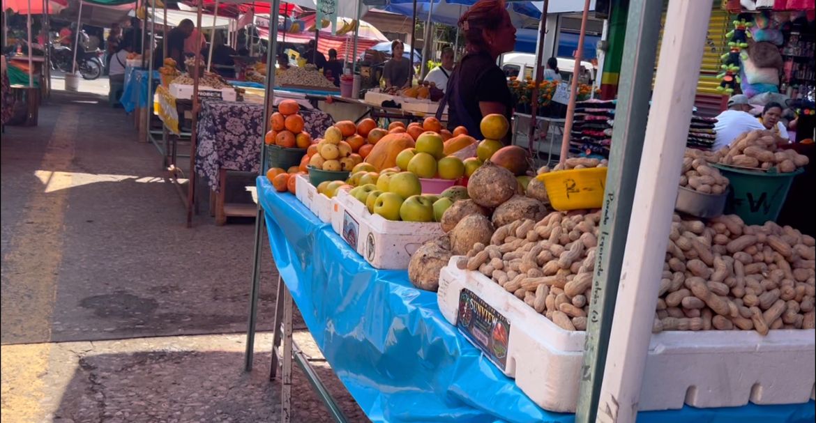 INSTALAN TIANGUIS DE DÍA DE MUERTOS EN EL MERCADO HERMENEGILDO GALEANA DE CUAUTLA