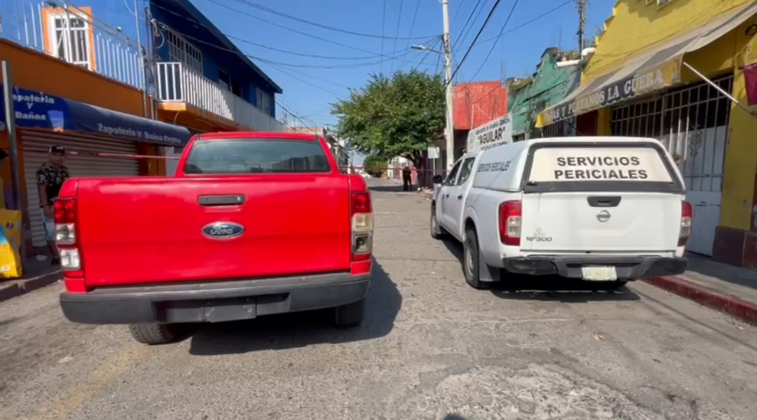 BALEAN LA FACHADA DE UNA CASA EN EL CENTRO DE CUAUTLA