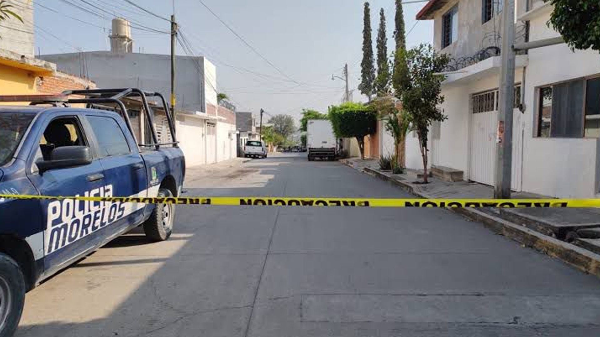 HOMBRES ARMADOS BALEAN UN VEHÍCULO ESTACIONADO EN EL MUNICIPIO DE AYALA