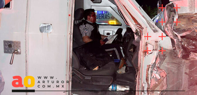 Camioneta de valores choca autopista Puente de Ixtla