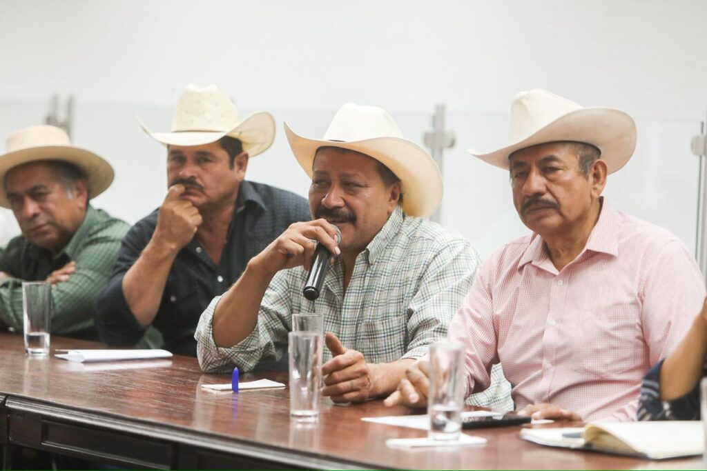 Encuentro con comisariados ejidales de los municipios de Yautepec, Tepoztlán, Mazatepec y Puente de Ixtla en Palacio de Gobierno de Morelos. FOTO: Gobierno de Morelos.