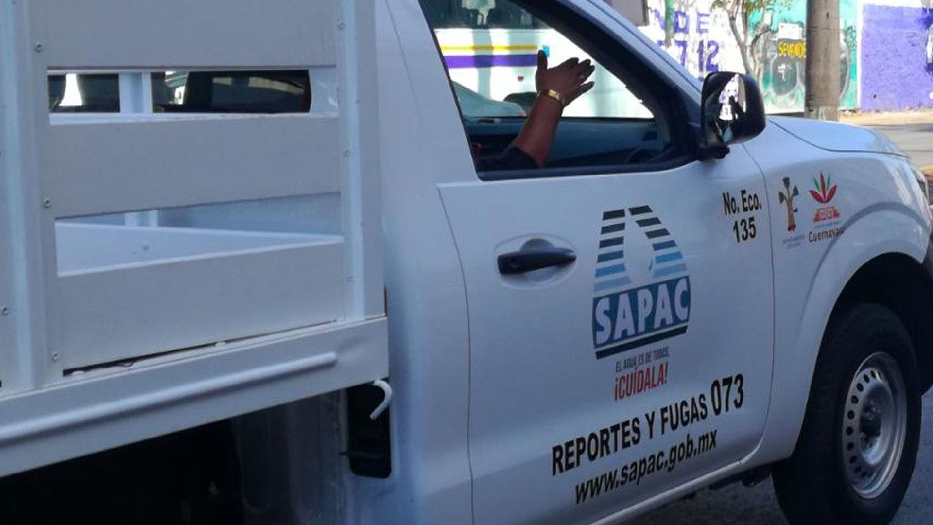 ROBAN CON LUJO DE VIOLENCIA CAMIONETA DEL SAPAC EN LA COLONIA LOMAS DE AHUATLÁN DE CUERNAVACA