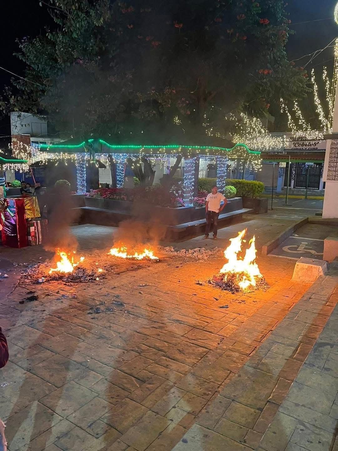 SE INCENDIAN ADORNOS NAVIDEÑOS EN EL ZÓCALO DE EMILIANO ZAPATA