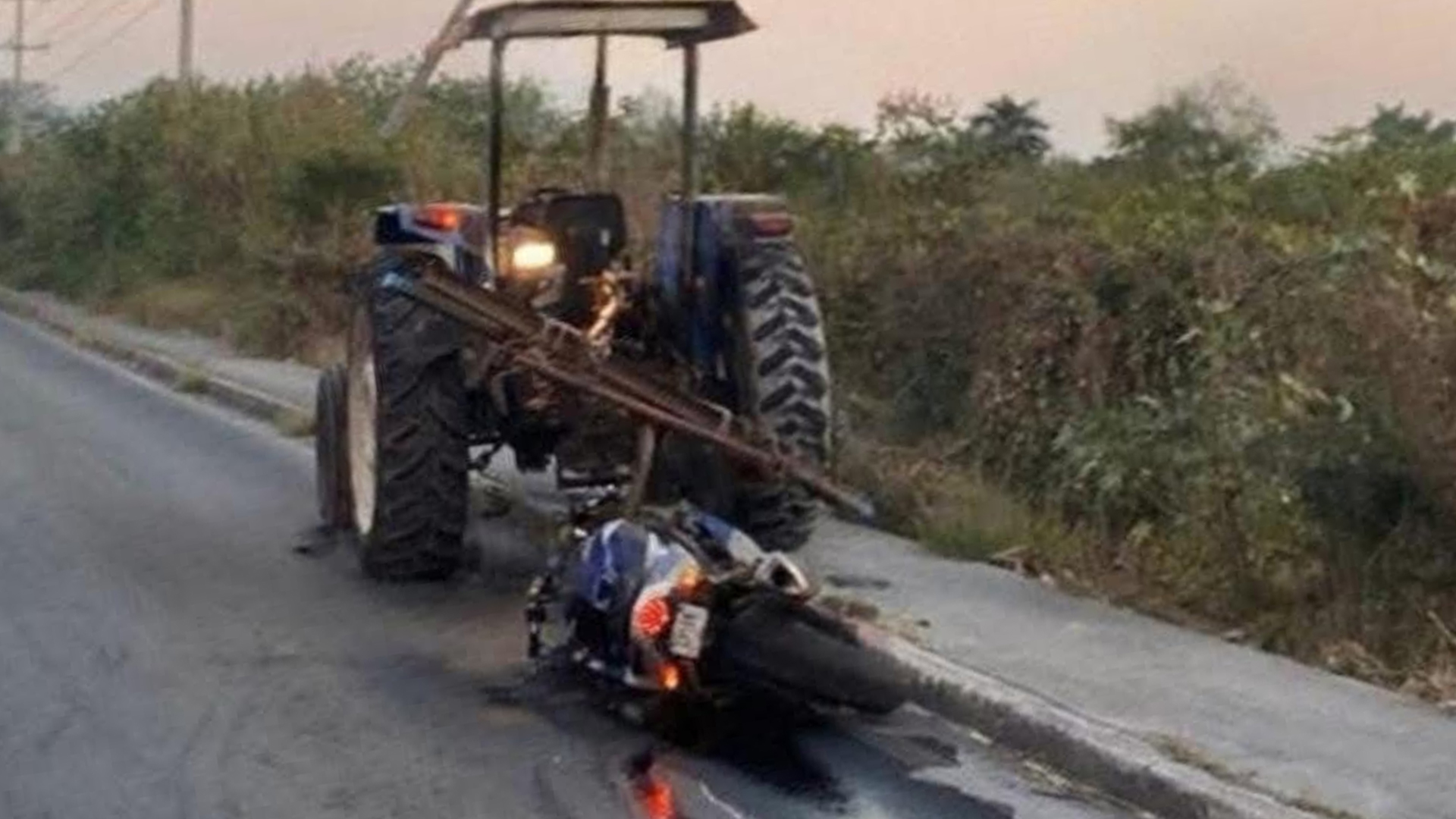 MOTOCICLISTA RESULTA GRAVEMENTE LESIONADO TRAS CHOCAR CONTRA UN TRACTOR EN JOJUTLA
