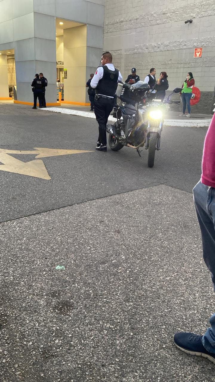 LADRONES NO PUDIERON ROBAR UN AUTO AFUERA DE SUPERMERCADO EN CUERNAVACA