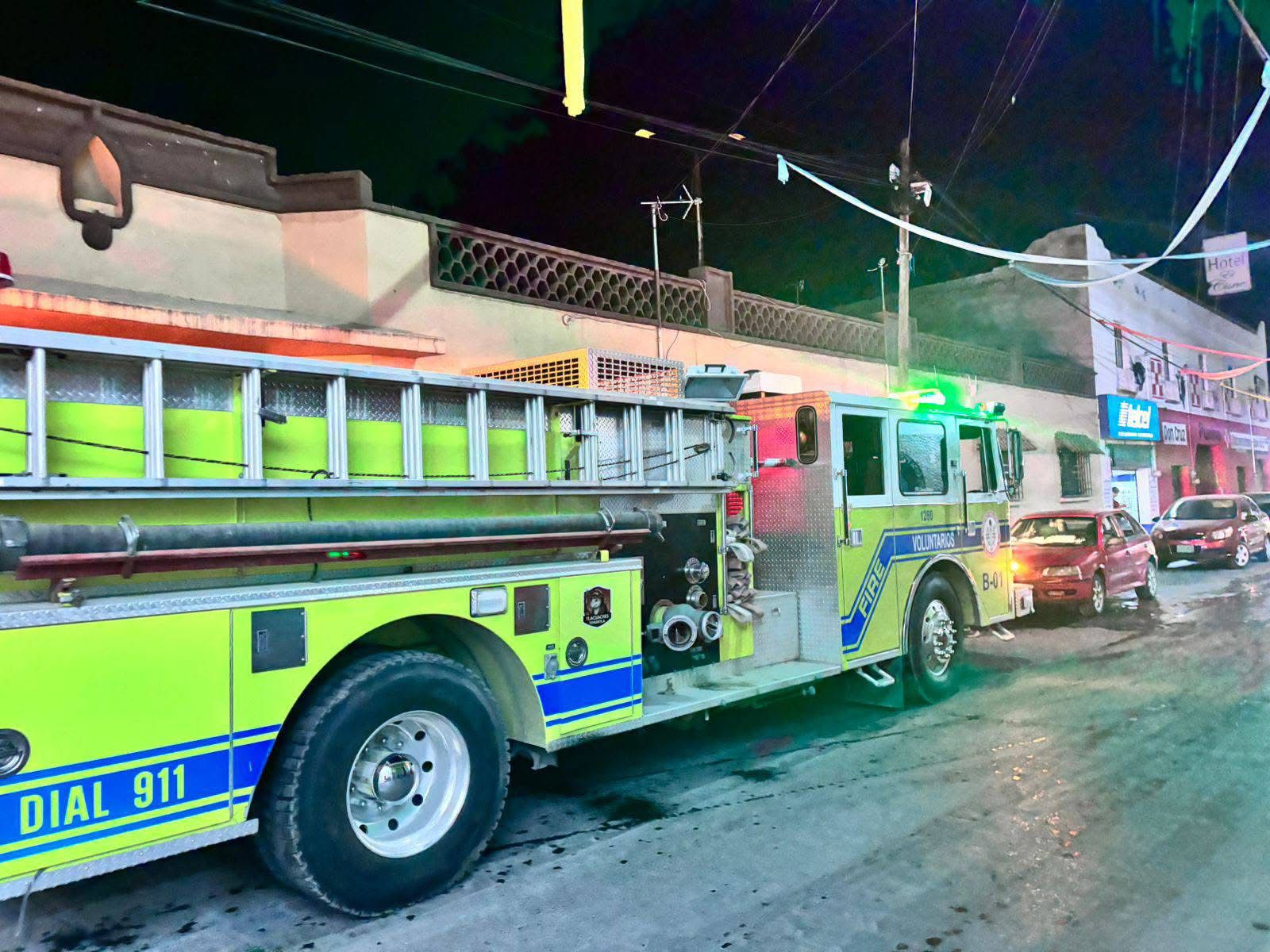 CORTOCIRCUITO CONSUME VEHÍCULO EN EL CENTRO DE TEHUIXTLA