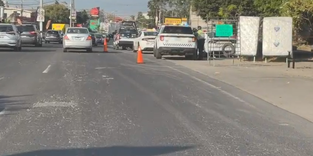 BALEAN UN LOTE DE AUTOS EN LA COLONIA LÁZARO CÁRDENAS EN CUAUTLA