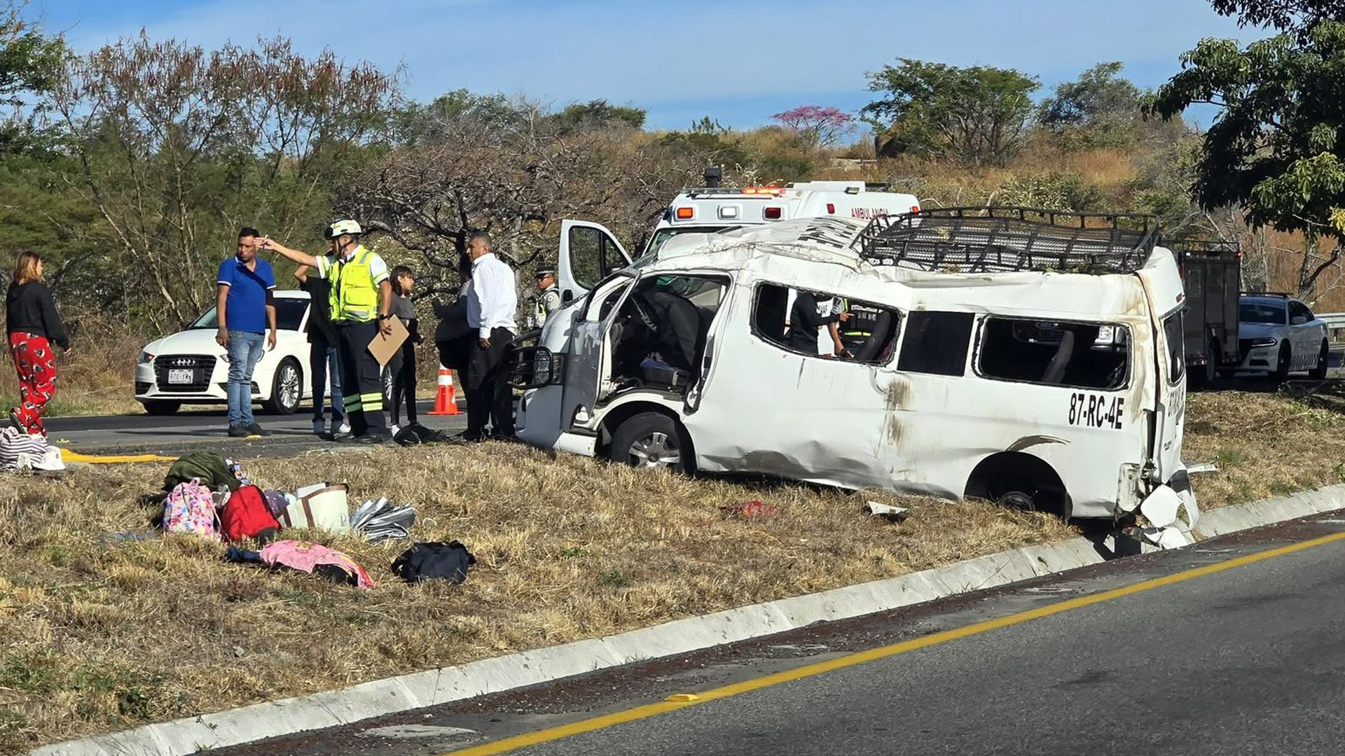 VUELCA CAMIONETA DE TURISMO EN LA AUTOPISTA CUERNAVACA-ACAPULCO A LA ALTURA DE PUENTE DE IXTLAVUELCA