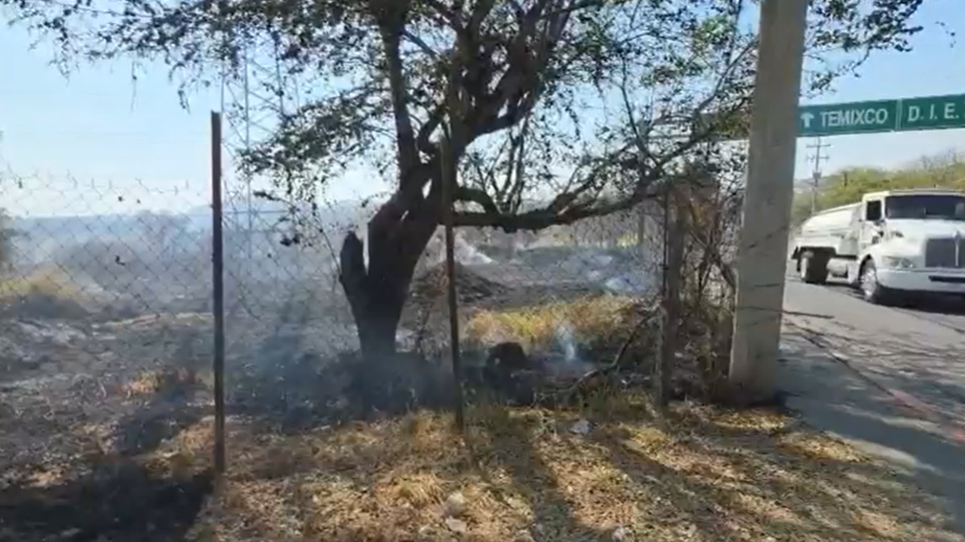 FUEGO EN PREDIO BALDÍO INCENDIA PATRULLAS Y VEHÍCULOS OFICIALES EN EMILIANO ZAPATA