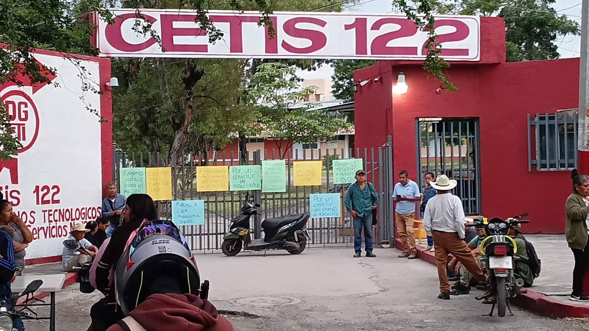 PADRES DE FAMILIA TOMAN EL CETIS 122 DE XOXOCOTLA
