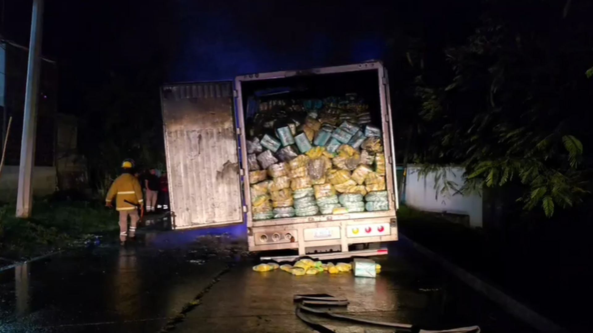 SE INCENDIA CAMIÓN DE CARGA EN LA YAUTEPEC-JOJUTLA POR FALLA MECÁNICA