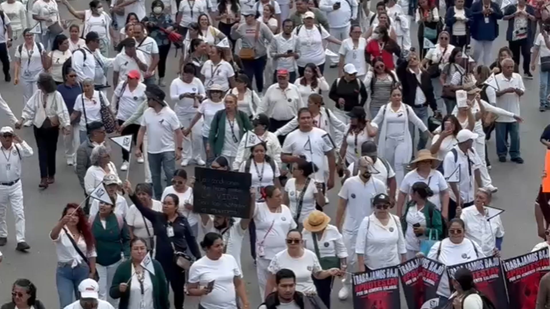 PROTESTAN TRABAJADORES ACTIVOS Y JUBILADOS DEL IMSS EN CUERNAVACA POR MEJORES SALARIOS Y RETIRO DIGNO